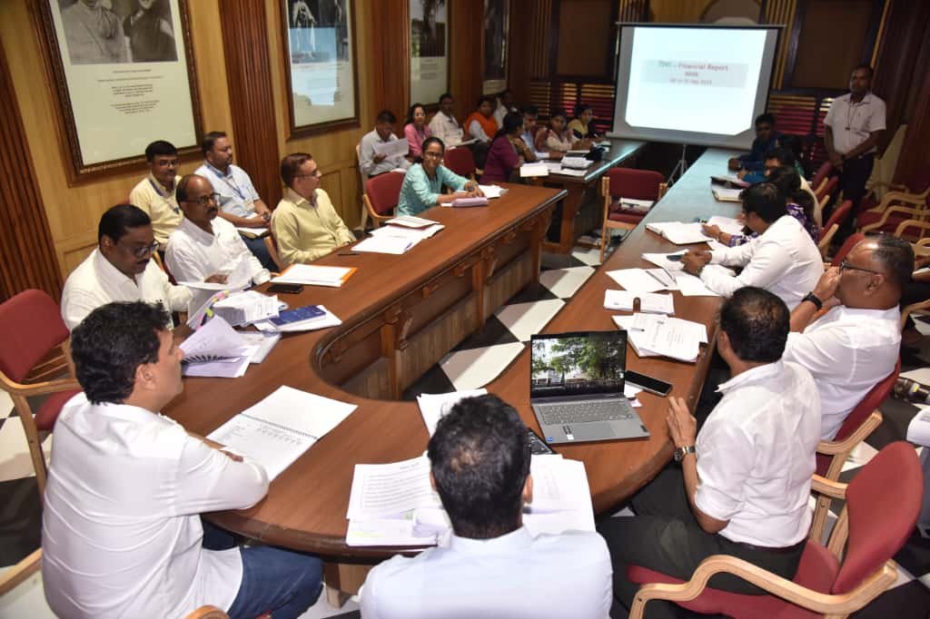 आरोग्य विभागाचा पालकमंत्री प्रकाश आबिटकर यांनी घेतला आढावा