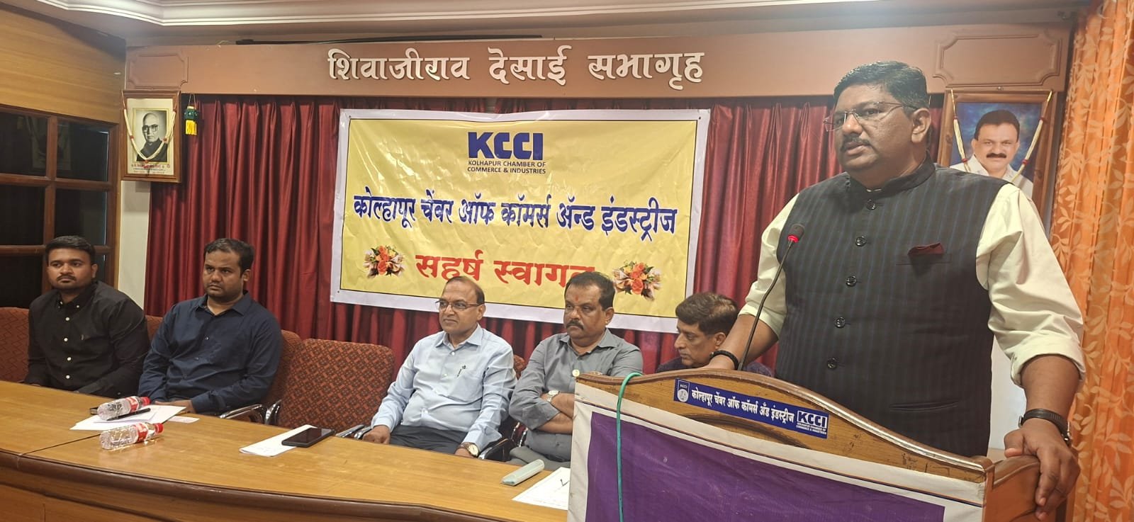 कोल्हापूर चेंबर ऑफ कॉमर्सच्यावतीने आयोजित कोल्हापुरी चप्पल उत्पादक, कारागीरांची कार्यशाळेत (1)