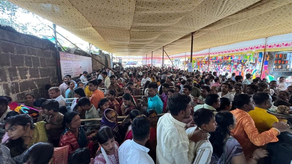 दिवाळी सुट्टी दर्शन भाविकांनी घेतले.