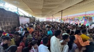 दिवाळी सुट्टी दर्शन भाविकांनी घेतले.