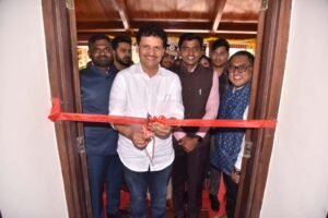 वाघनखे व मराठाकालीन शस्त्र प्रदर्शनाचे उद्घाटन