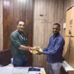 डॉ. एच. आर. निरंकारी यांच्या पुढाकाराने वाहनचालक व परिचर यांना दिवाळी भेट