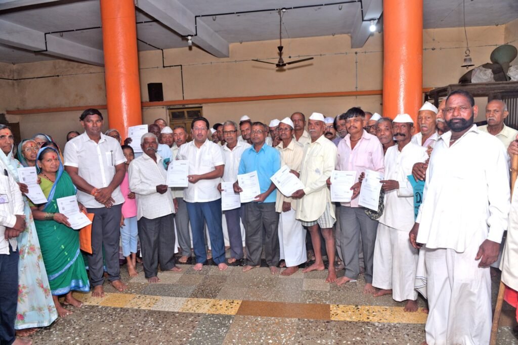 सांगरुळ येथे रक्त दान शिबीर व पेन्शन लाभार्थ्यांना मंजुरी पत्र