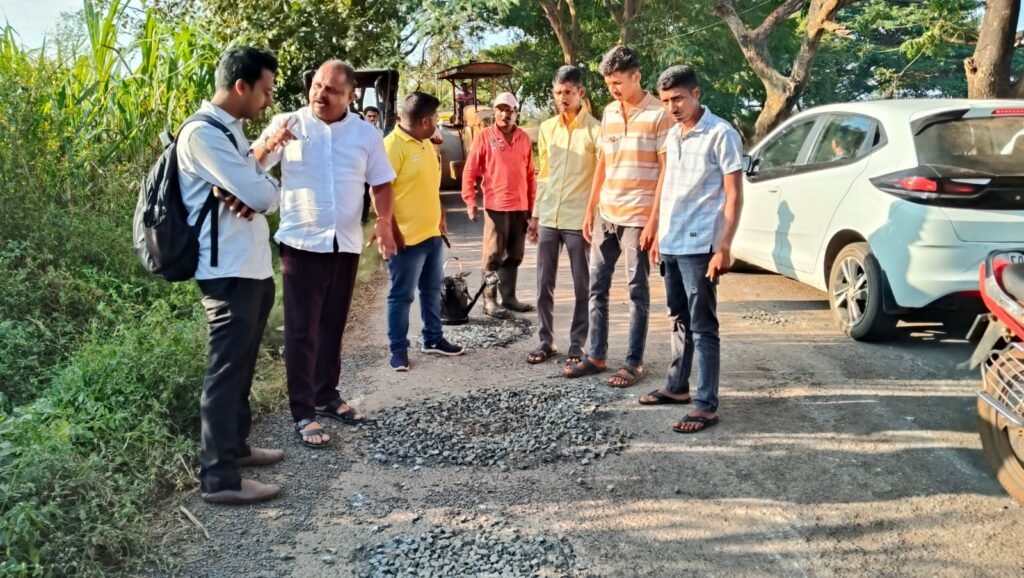 कुंभी कारखाना सांगरूळ रस्त्यावर निकृष्ट पँचवर्कचे काम