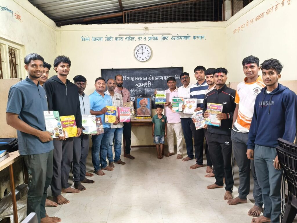 संदीप पाटील यांच्या वाढदिवसानिमित्त ग्रंथालयास पुस्तके भेट