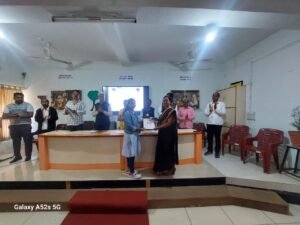 कर्मवीर विद्याप्रबोधिनीमार्फत आयोजित वक्तृत्व स्पर्धेत प्रमाणपत्र वितरण करताना