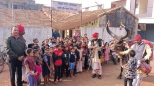 नांदगाव शाळेच्या विद्यार्थ्थांच्या नंदीबैल आला भेटीला