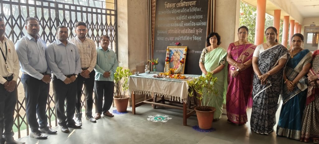 कमला कॉलेजमध्ये क्रांतीज्योती सावित्रीबाई फुले यांना अभिवादन