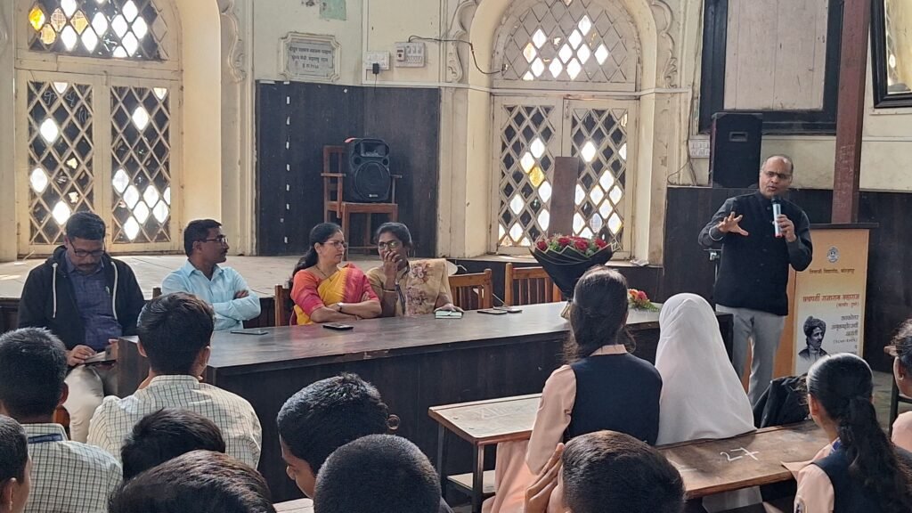 'सार्वजनिक आरोग्य-सामाजिक परिवर्तनाचे साधन' या विषयावर उपस्थितांशी संवाद