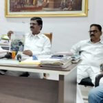 सुविधा देण्याचे सुचविण्यापेक्षा रस्ते, गटारी निर्मितीकरीता आमदार खासदारांनी अनुदान आणणे गरजेचे होतेःविलास गाडीवड्डर