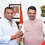 शेतकऱ्यांच्या कर्जमाफी निर्णयाबद्दल मुख्यमंत्री फडणवीस यांचा ‘जनसुराज्य’तर्फे सत्कार