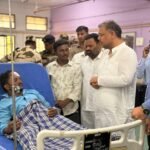 जखमींवर उपचारात हयगय नको ; मोटेवाडीतील जखमींची खा. विशाल पाटील यांनी घेतली भेट