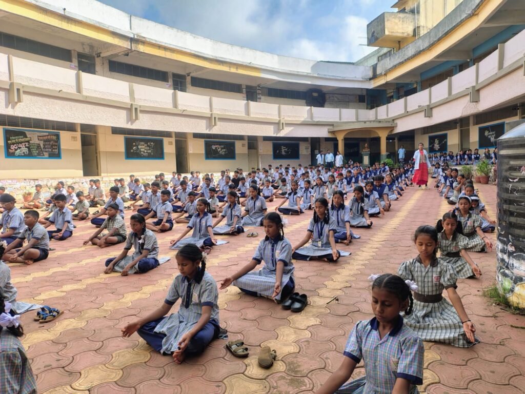 कोरगांवकर हायस्कूलमध्ये योग प्रात्यक्षिके