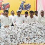 रविंद्र वस्त्र निकेतनच्या लकी ड्रॉमध्ये चार स्कूटींसह ३० भाग्यवान विजेते