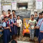 आत्मस्वरूप प्रमोद महाराज यांच्या वाढदिवसानिमित्त विद्यार्थ्यांना वह्यांचे वाटप